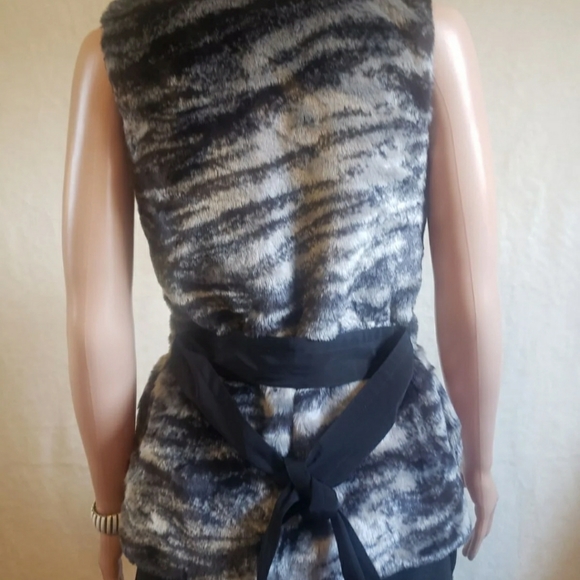 FOREVER 21 VEST WOMENS SZ4 FAUX FUR SILVER & BLUE VEST  ZEBRA INSPIRED PATTERN - Picture 6 of 10